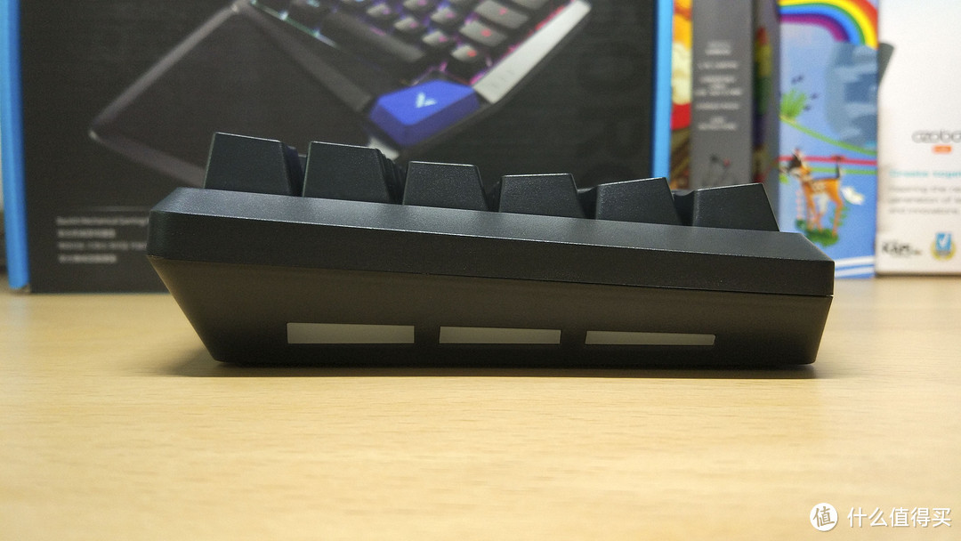 自主机械轴，单手设计却不失性能—雷柏V550游戏键盘