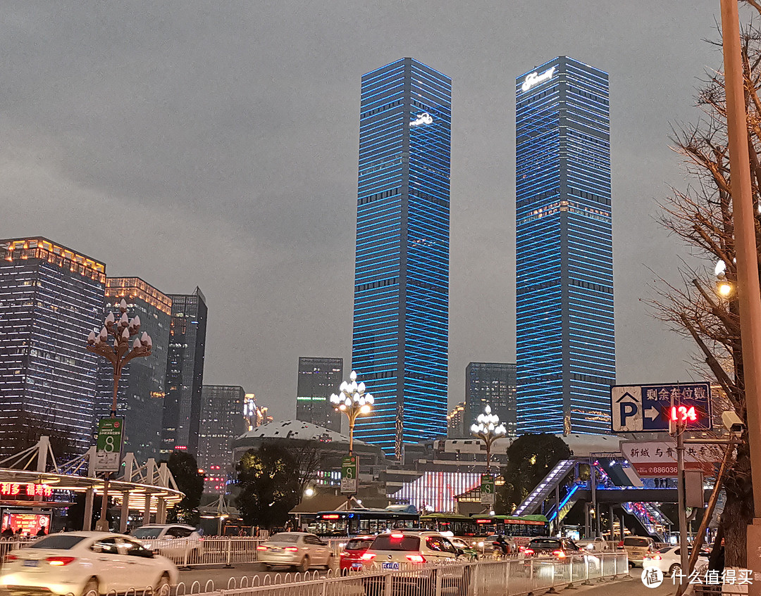 一个人的夜，唯有荣耀V20和美丽的夜景相伴