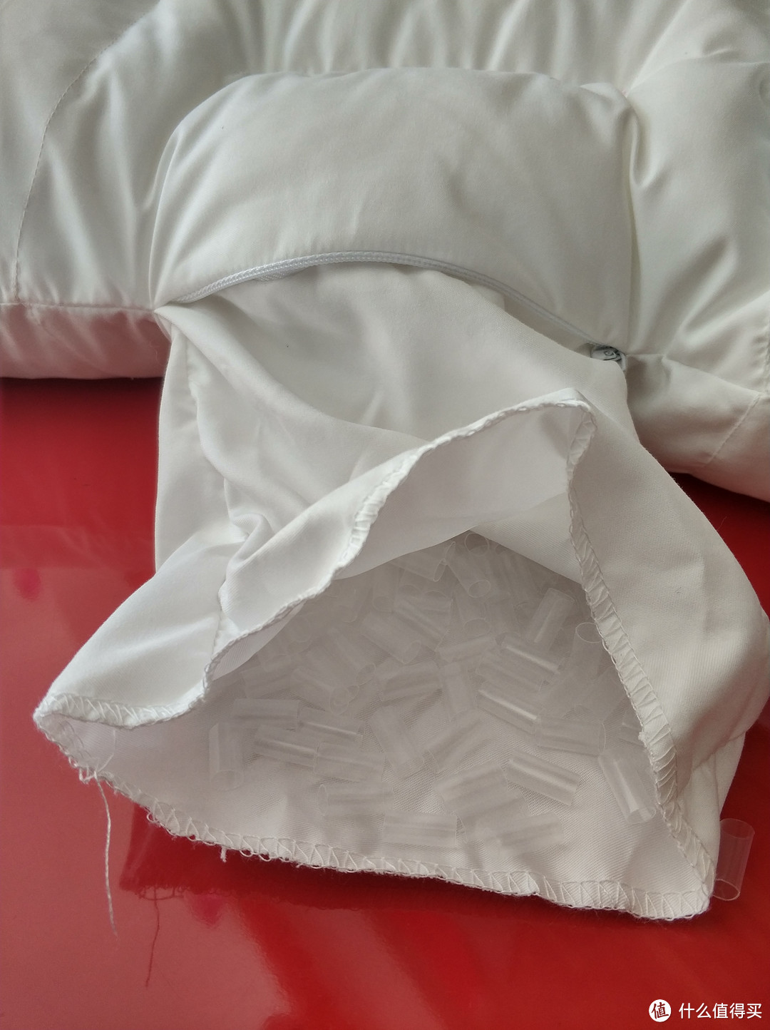 菠萝斑马枕头PK传统的乳胶枕
