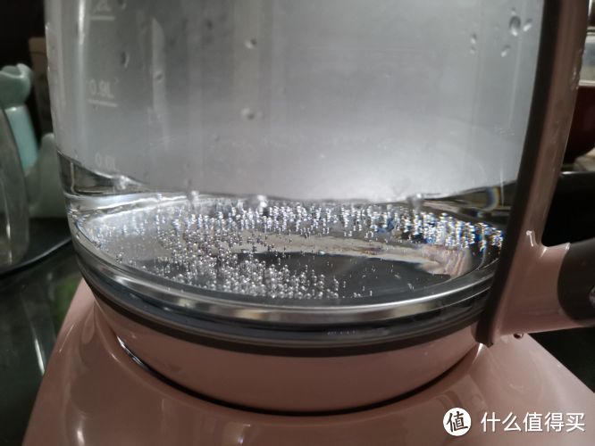 烧水时可以看到泡泡排列成C型，说明用的是U型发热管，虽然不知道为什么，但好像北鼎的也是这样的。