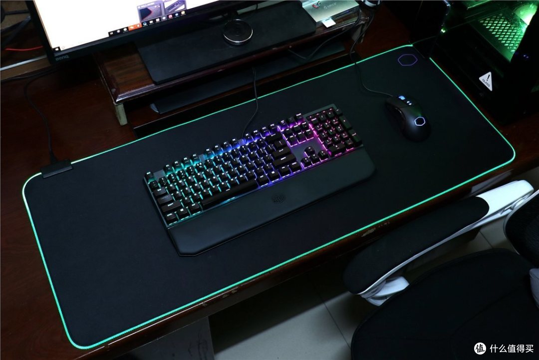 安静中渗透出纯粹的光 酷冷至尊MP750 RGB鼠标垫上手体验!