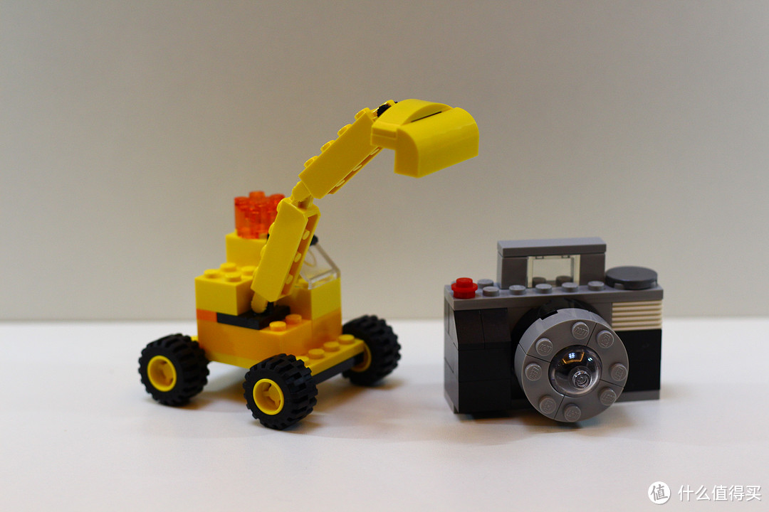 这是孩子乐高玩具里的两个小的，挖掘机和相机