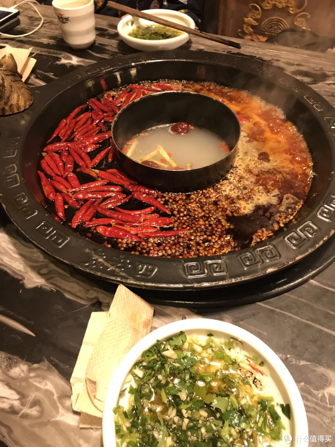 袁老四家的虎头锅，开始的时候忘了问有没有里面红汤外面白汤的锅。