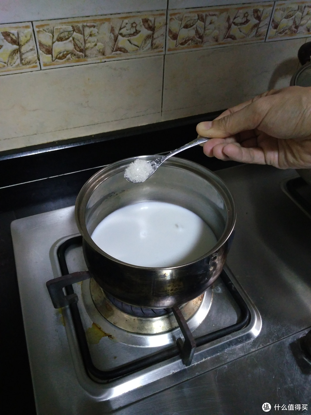 牛奶够热的时候 加入砂糖，拌匀，等其溶化
