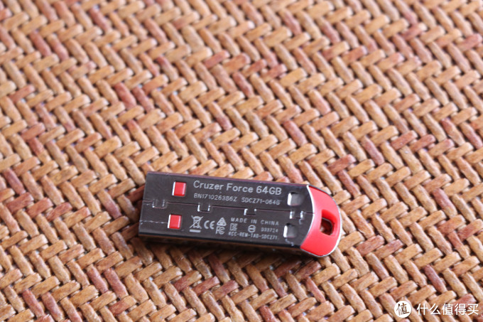 背面为一些基本参数，黑红搭配比较骚。