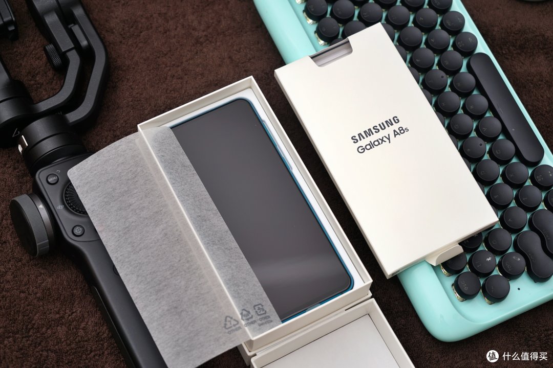 三星Galaxy A8s黑瞳全面屏手机上手体验