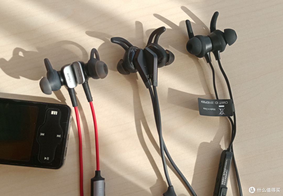 三款运动耳机形态观赏,艳值上还是Track遥遥领先