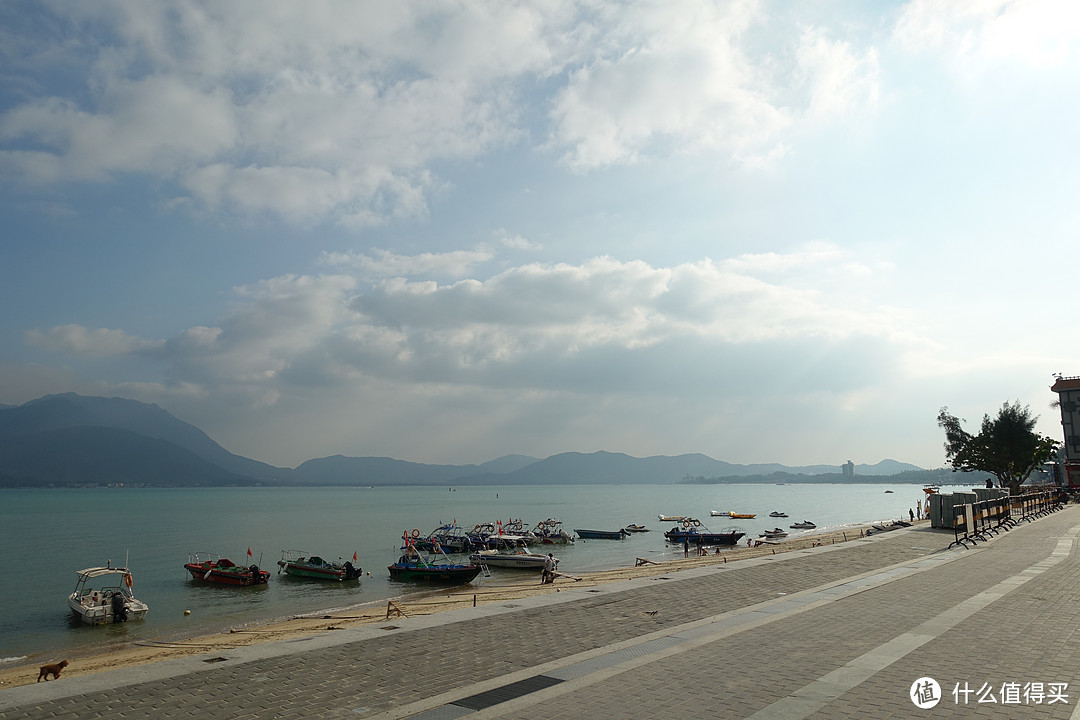 深圳的海滩经过了2018年夏天山竹等台风的摧残，我们去的时候还在修缮。一些沙滩上铺的石头台阶都被掀起来了，可见台风的威力。