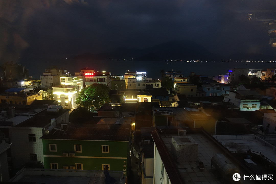 在胡桃里吃晚饭，从楼上往外拍的夜景，夜晚的风景也不错