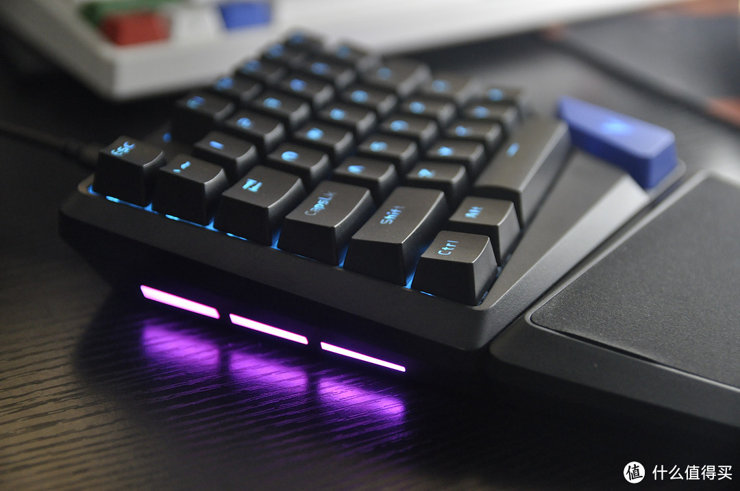 雷柏V550RGB幻彩背光单手机械键盘简单试用