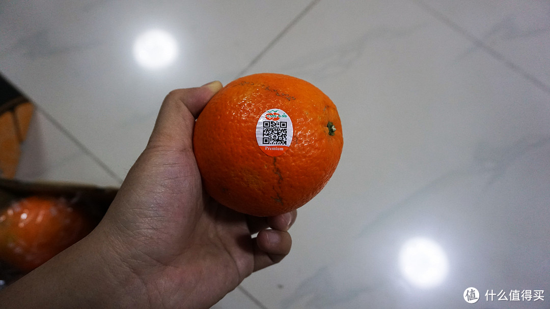 每个脐橙上面都贴有标签，上面有二维码