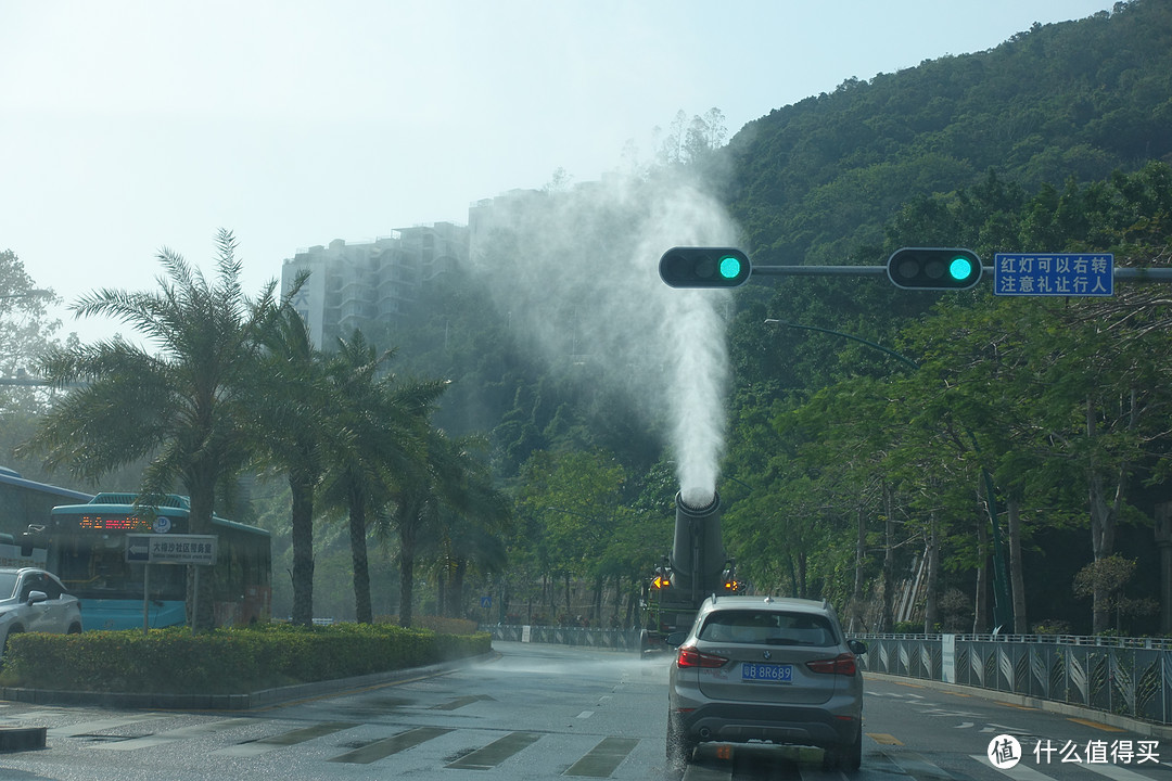 路上看到洒水车，和无锡的很不一样