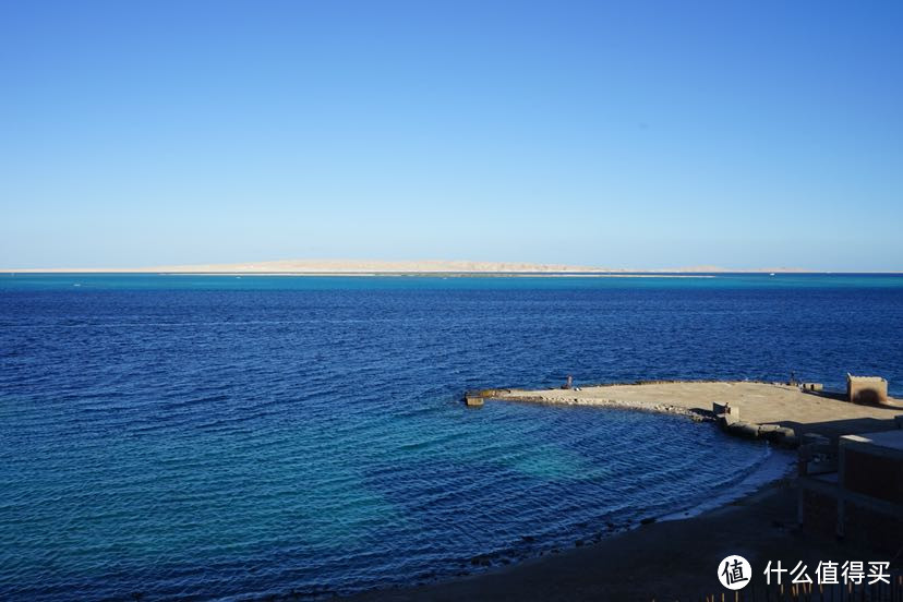 酒店门口散步的红海景色