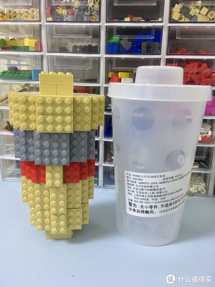 如何快速地在乐高店里装满一大杯Lego