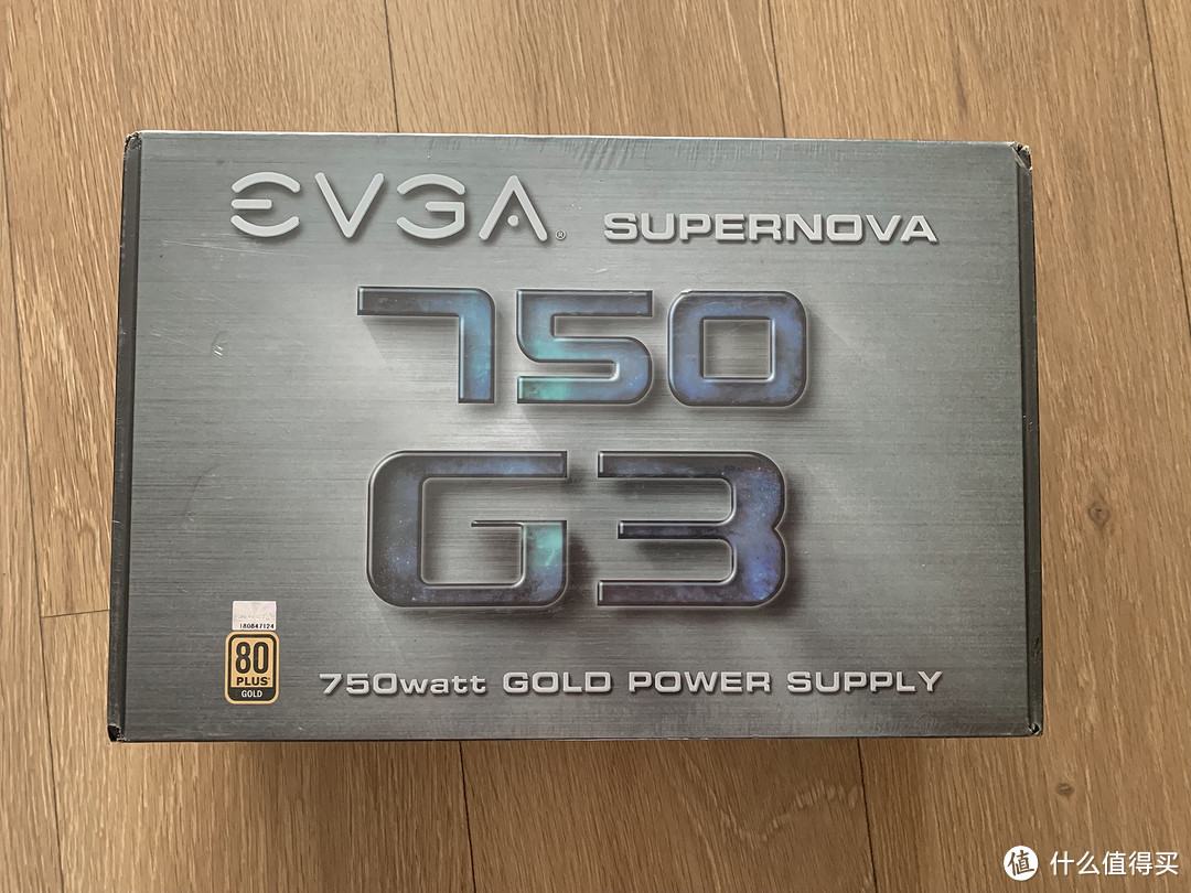 电源是evga的750w金牌全模组，以前的非模组电源理线很麻烦，这次赶上特价699就买了，其实650w足够，但是就差了50块钱，所以还是买了这个750w的。