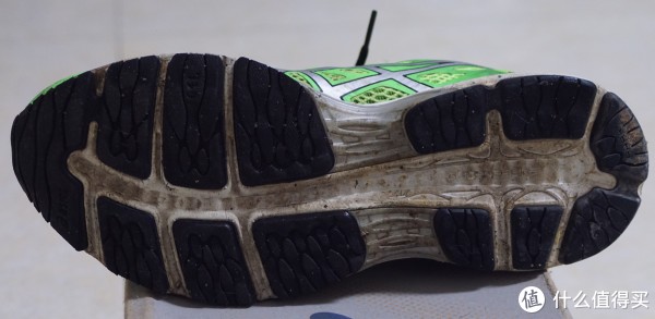 右鞋大底现状，和左鞋区别不大，GEL/asics/AHAR/GUIDANCE LINE等字样都完好。