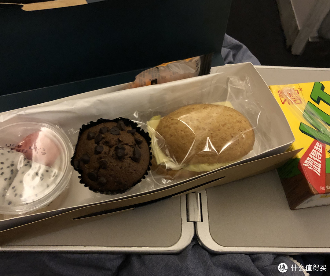 整个飞行期间就发了一盒这样的“点心”水果杯、巧克力蛋糕、中间就一片芝士的硬面包和一盒快乐水。