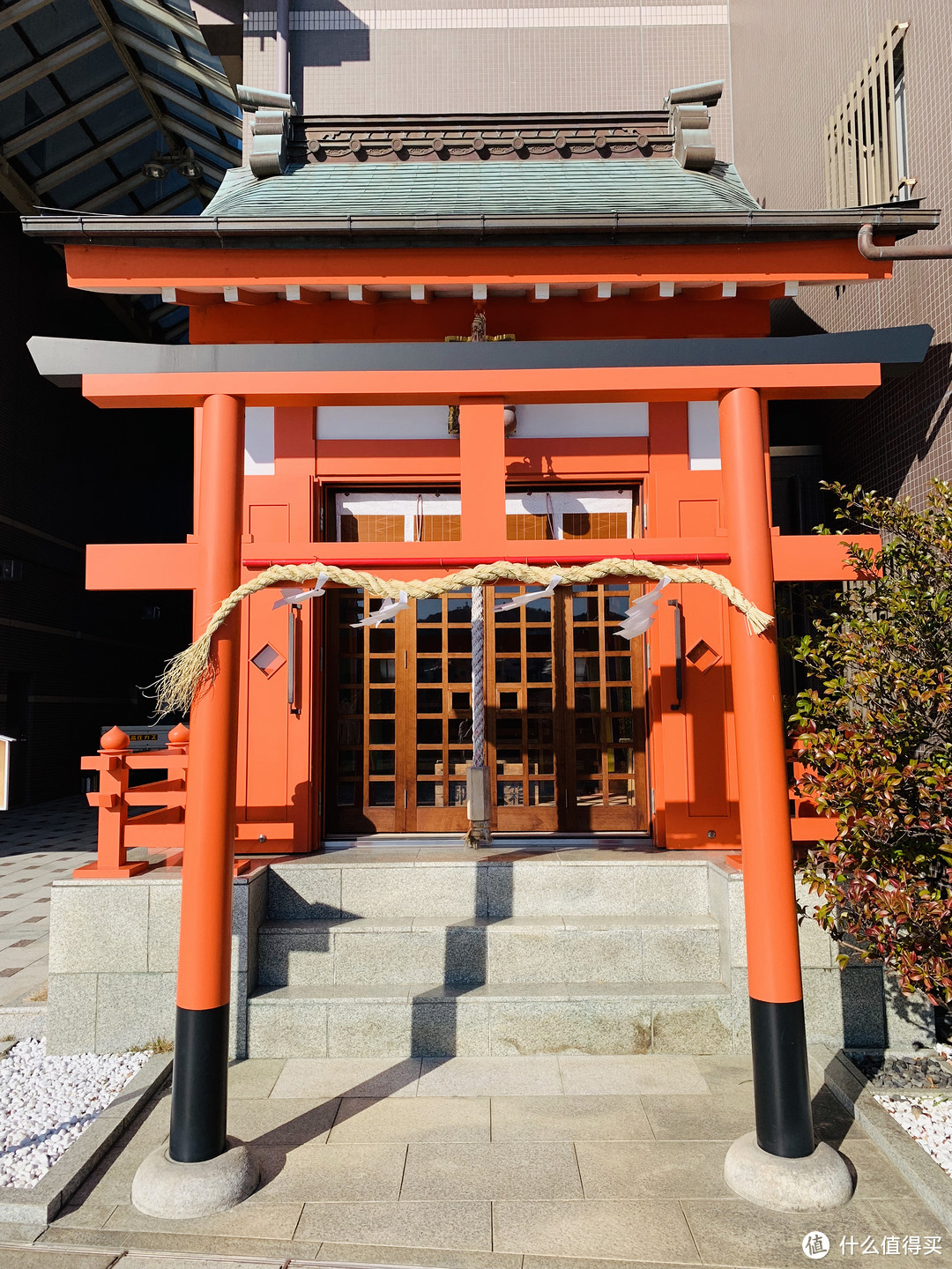 大楼底下有个小小的神社：上土朝日稻荷神社