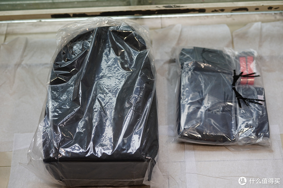 背包本体和配件分成两个塑料袋