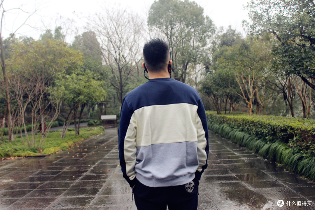 光照2小时，充电25%！这款法国鳄鱼LACOSTE INFINI-T 持久续航背包究竟有何奇特之处？