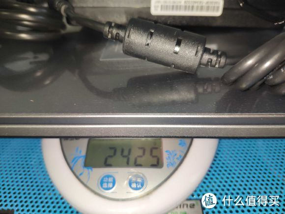 宣传说1.8kg的裸机，不过我觉得游戏本不提电源重量的都是耍流氓，毕竟续航摆在那，而且这东西的重量完全无法忽略