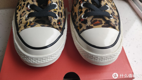 其实这双鞋跟正常的高帮帆布都一样就是鞋面料子是马毛的