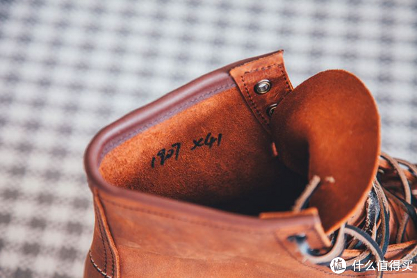 鞋码和型号手写在鞋的内帮，应该是裁剪鞋面皮的时候就写了？