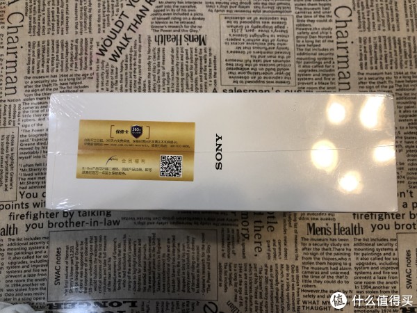 侧面，还有一个关注公众号的二维码加一年保修的