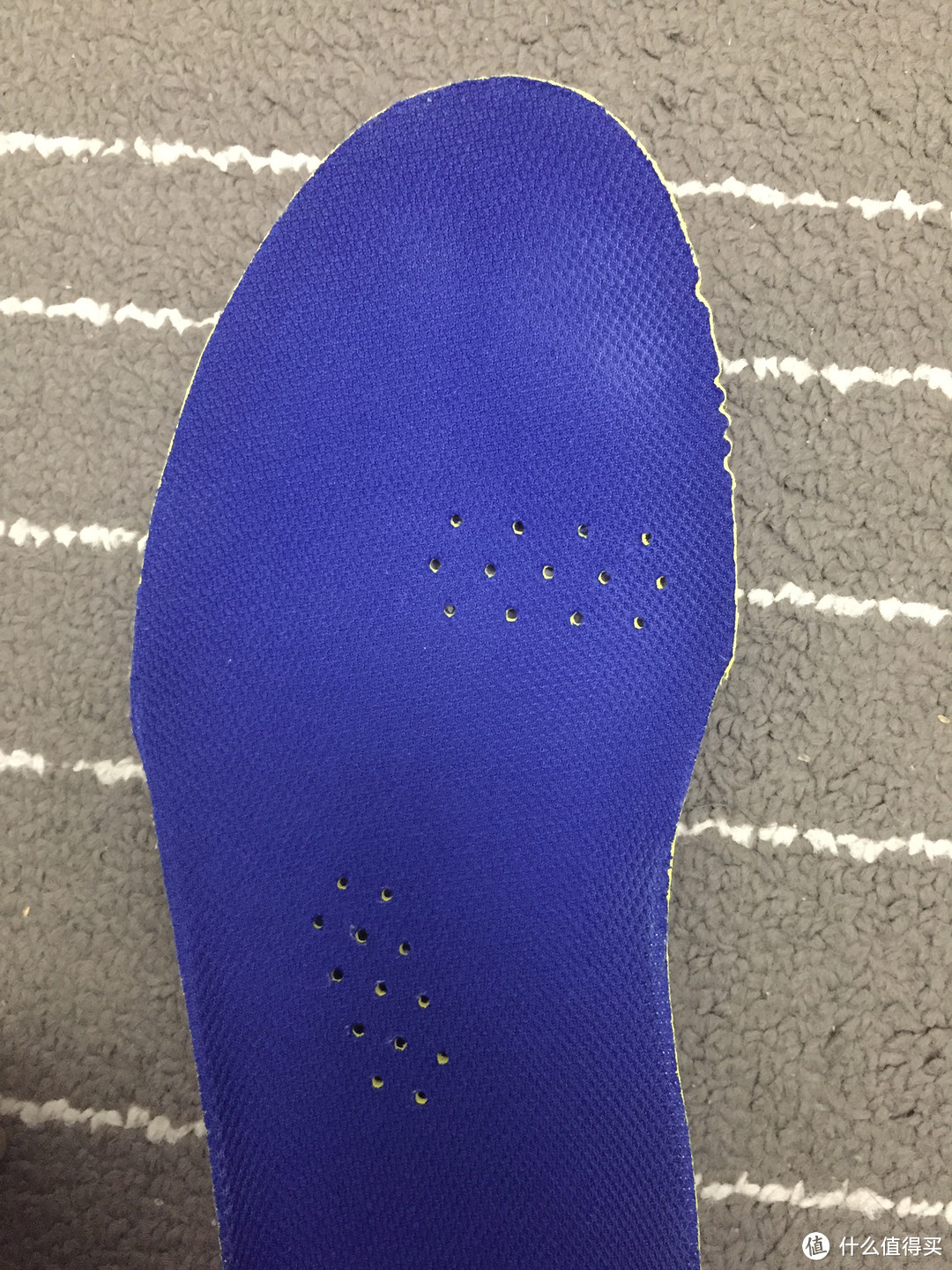 原装鞋垫上打有透气孔，与鞋底菱形透气孔对应，可以加快运动时的脚底透气，保持干爽。