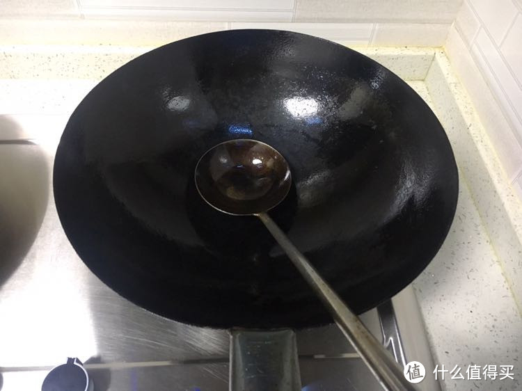 中餐离不了的一口大铁锅！铁锅怎样保养才能油光锃亮、不锈不粘