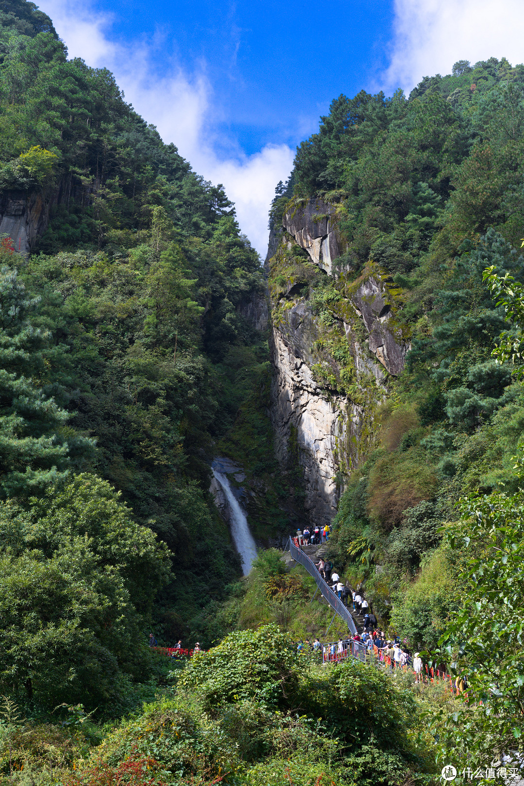 索道上来后就是一个峡谷