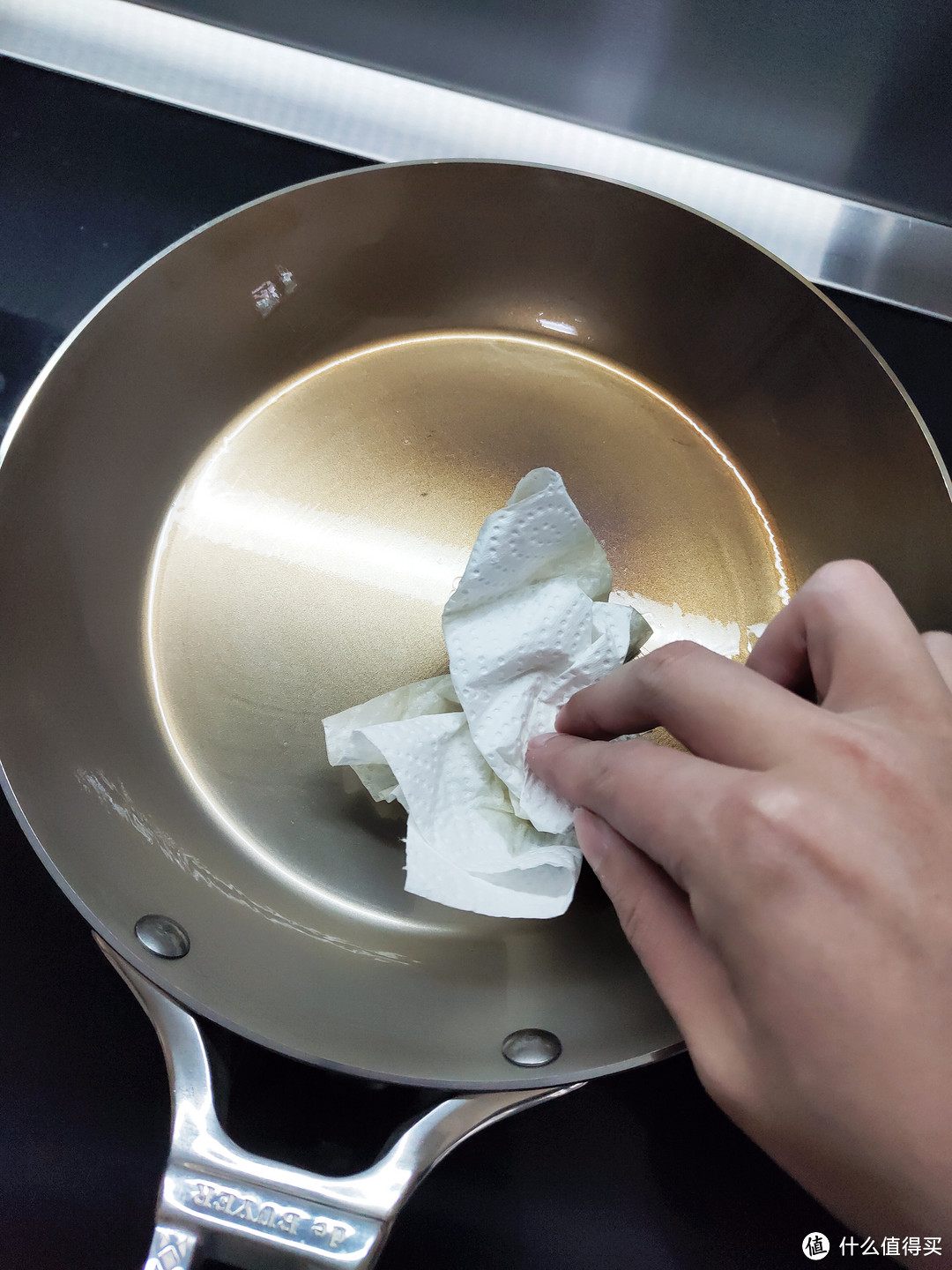 用厨房纸巾涂满锅的四周