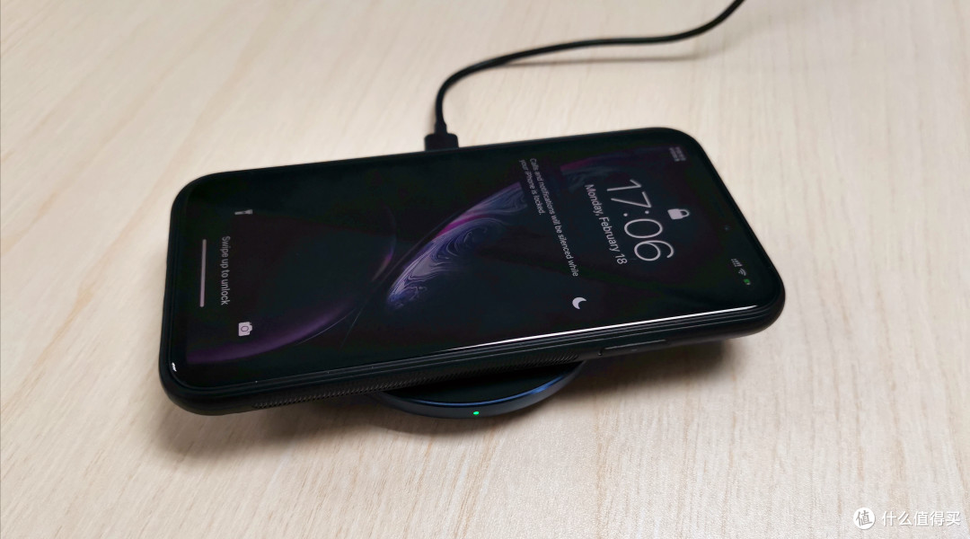 是时候表演真正的技术了 让同事的iphone Xr搭配小米无线充电器 通用快充版 感受无线充电的便捷 充电器 什么值得买