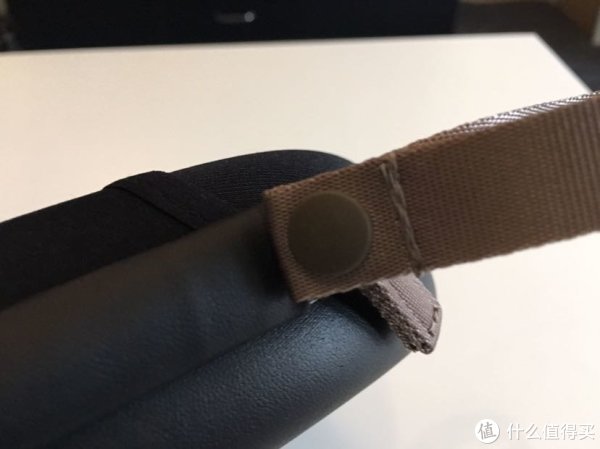 耳机盒细节：安全扣提手