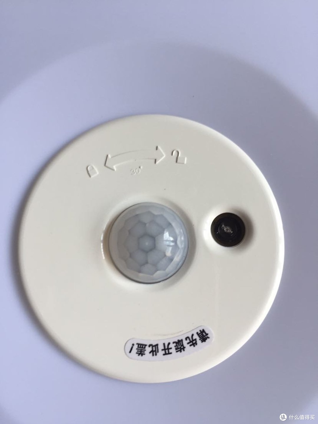 感应区外加灯壳旋转拆卸方向，要取下灯壳先旋转取下这个乳白色原片