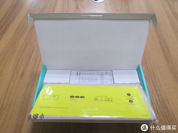 这是键盘的背面展示，里面的包装很完美，还有说明书