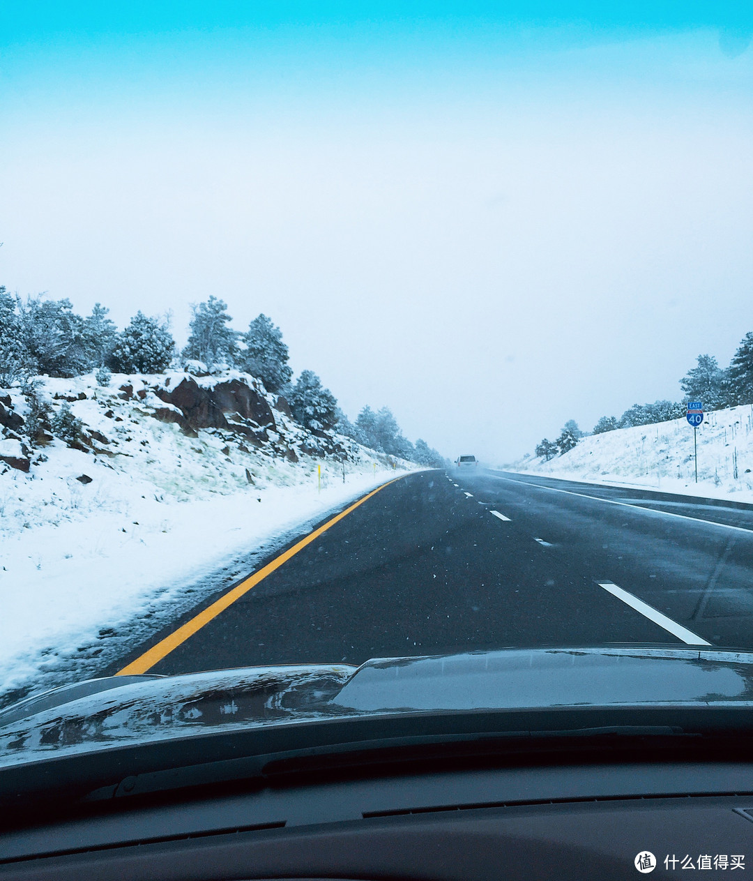 越接近大峡谷，道路两侧积雪越深