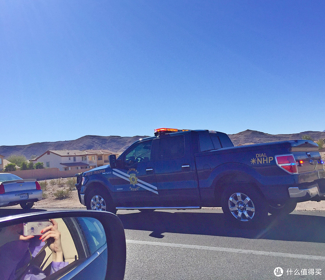 半路杀出的墨绿色警车