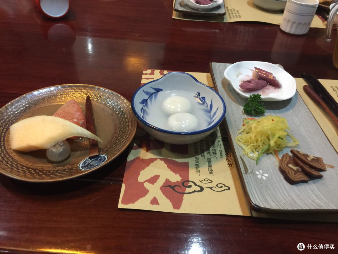 闹元宵节赏彩灯尝美食