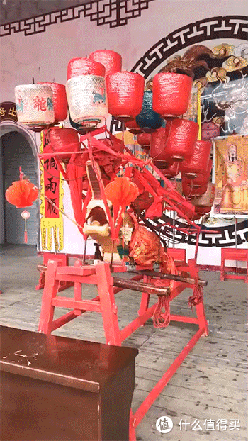 闹元宵节赏彩灯尝美食