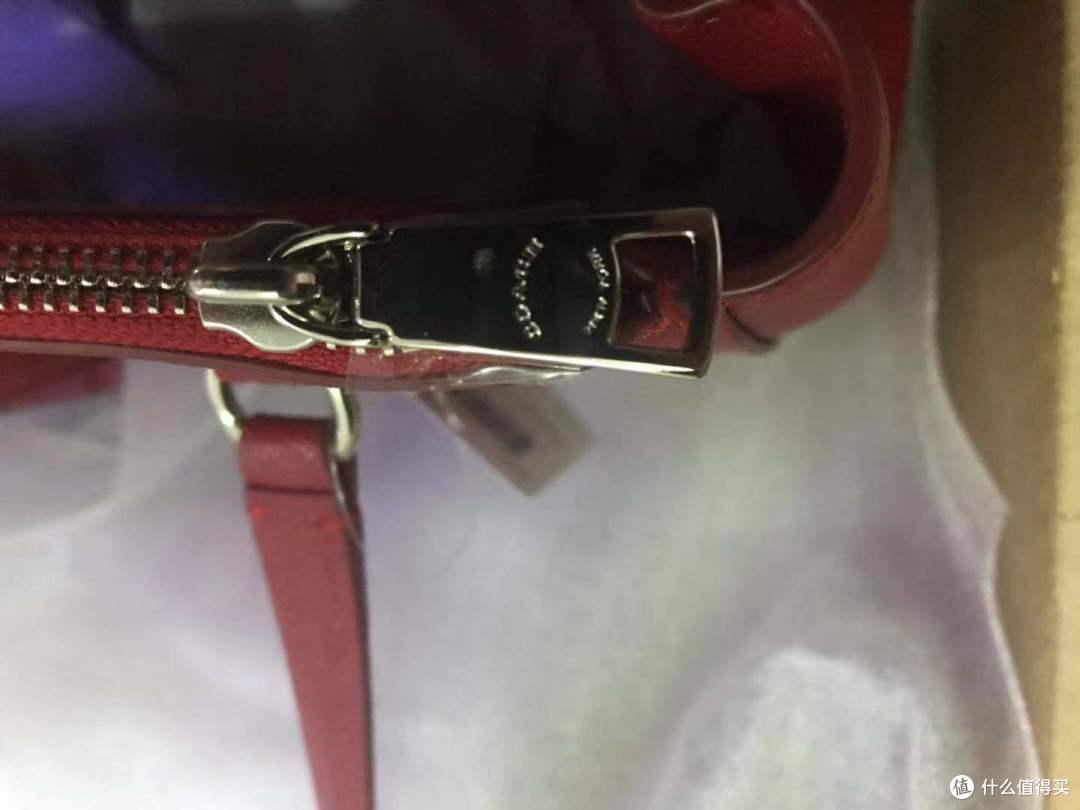 拉链上有coach的logo