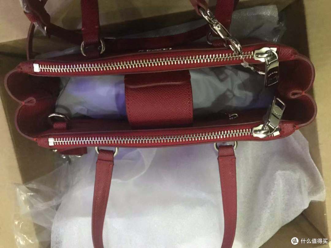 两边是拉链开合,中间也有隔层,是磁铁开合的,设计非常合理