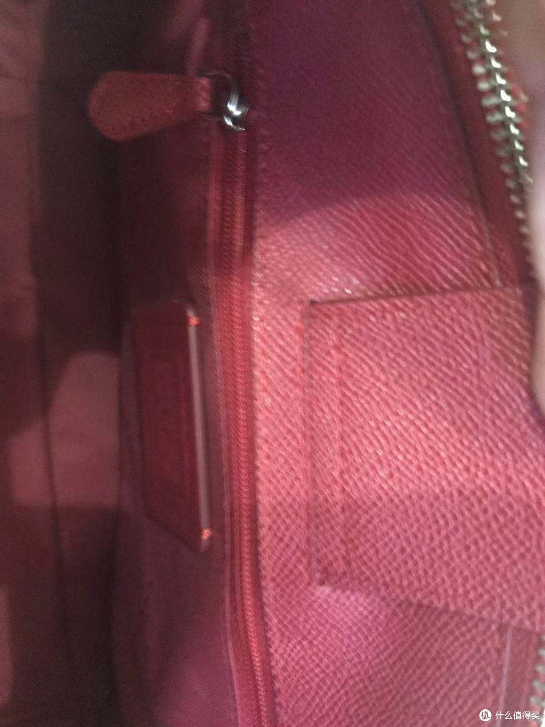 中间层的另一边有拉链袋,能放贵重的物品
