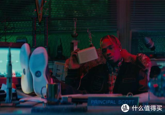 因为怕老婆，Travis Scott 设计了一款可以藏私房钱的鞋