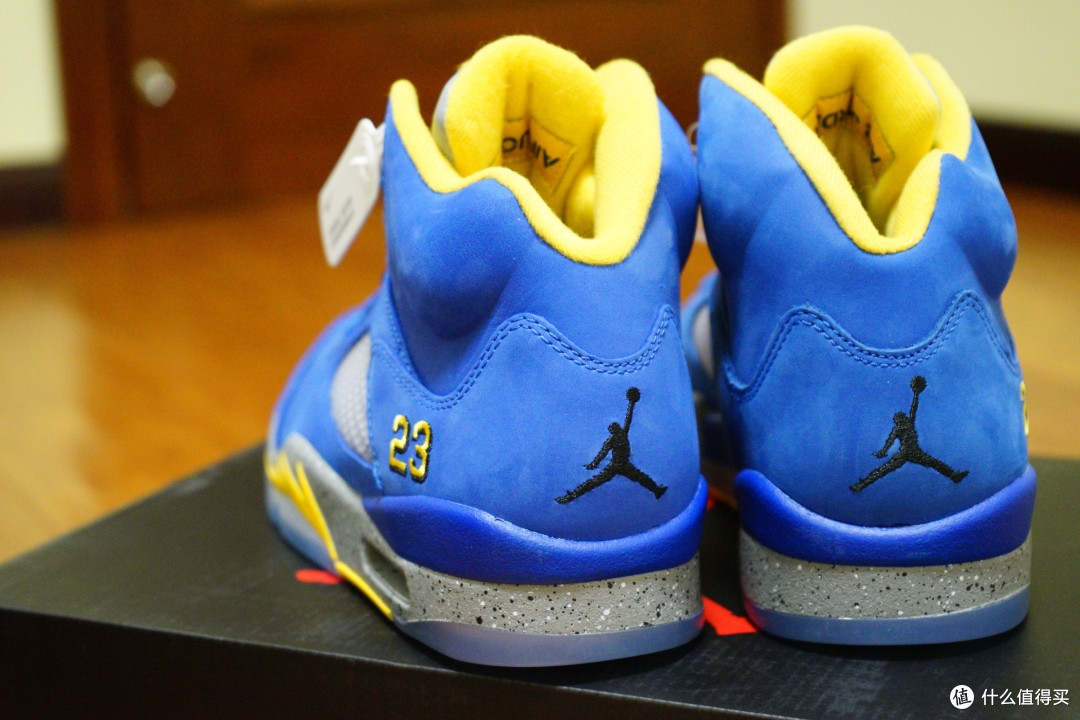 后跟小飞人,鞋帮处的突起是aj6相同部位的前身