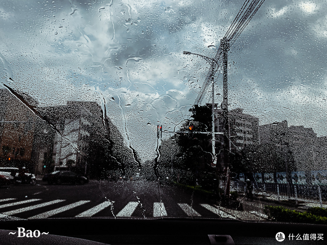 额，原来是以前换上的某品牌雨刮出问题了。半年前开始就刮水不干净，现在还给我制造噪音，这样载着妹子的话，多丢人啊。。。。。