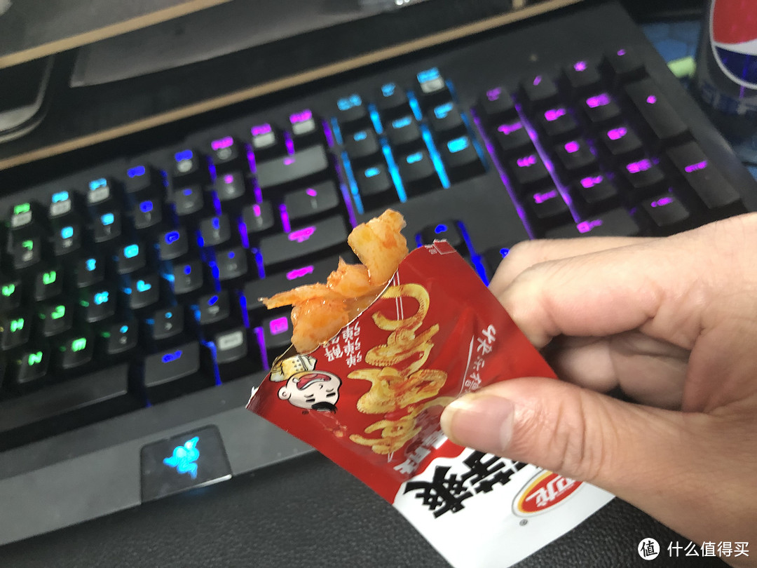 卫龙 洞洞乐礼盒——试吃试玩中，祭我们逝去的青春