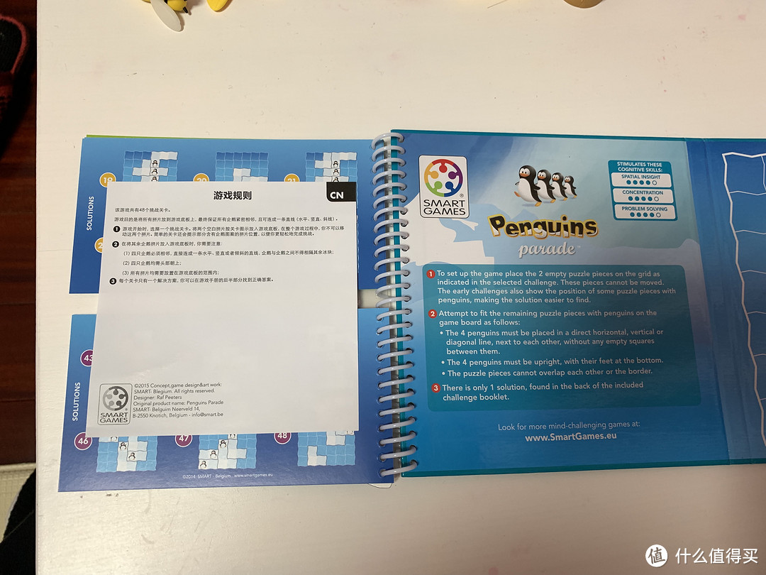 附有中文游戏规则的说明，简单介绍下：目的是把小企鹅排排队，横竖斜都行。游戏册设置了若干关卡，每一个关卡首先先按照关卡图示放置好浮冰和小企鹅（若有），然后请小朋友开动脑筋把小企鹅排好队。每个关卡只有一个唯一解，关卡答案提示在关卡列表之后。下面会贴出来。