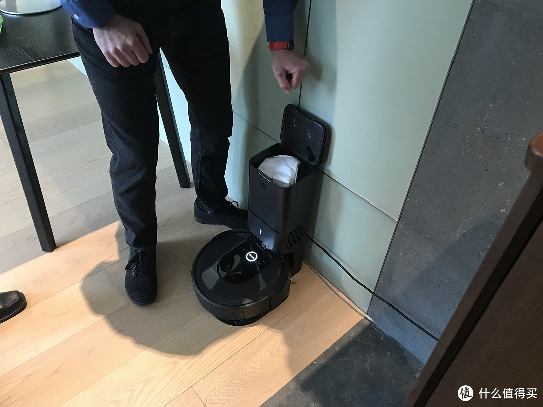 iRobot发布革命性新品:能自动倒垃圾的Roomba i7 +扫地机中国正式亮相