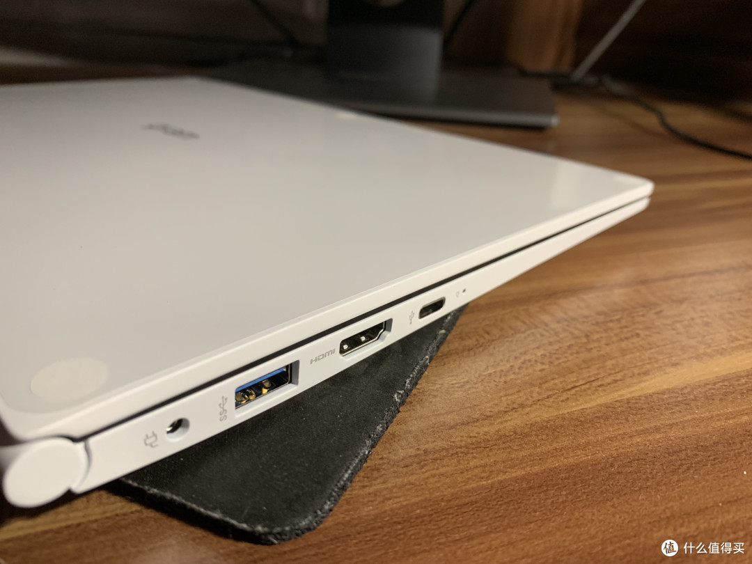 左边接口分别是电源接口、USB3.1，HDMI和Type-C（支持雷电3协议）